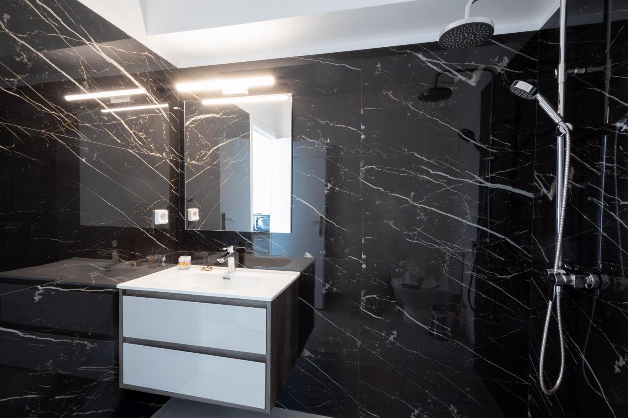 אתונה Spacious Urban Retreat Central 2-Bedroom Haven For 8 מראה חיצוני תמונה